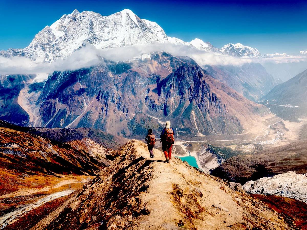 family on the way to Manaslu Circuit trek