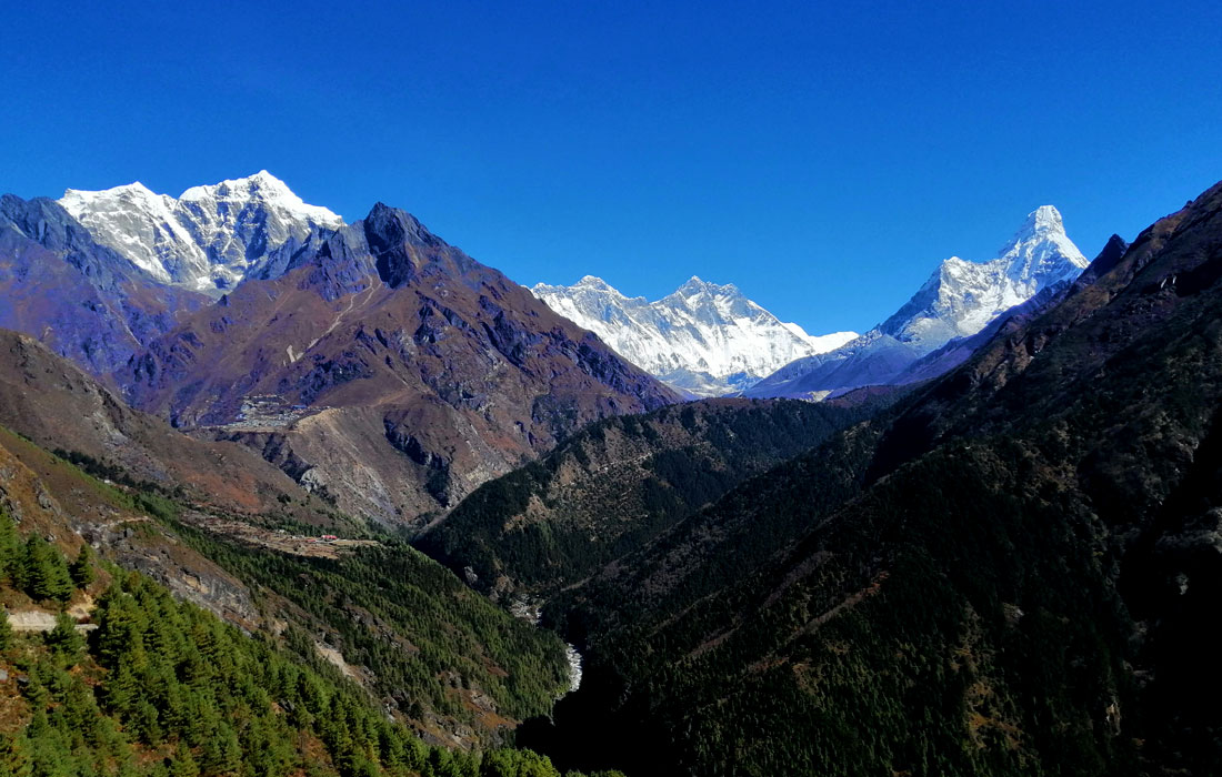 The image on the screen is likely a photograph of the Kongde Ri mountain and surrounding peaks in the Himalayas of eastern Nepal.